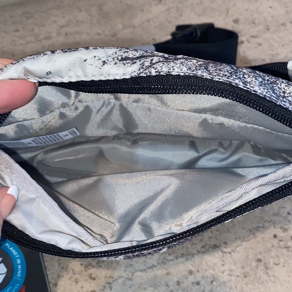 Levi’s Hip Sack/Crossbody Bag - Picture 4 of 9